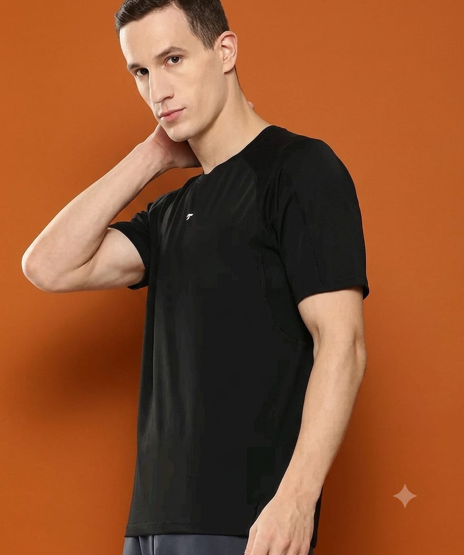 Men Solid Black Slim Fit Tshirt
