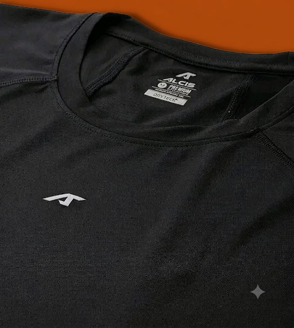 Men Solid Black Slim Fit Tshirt