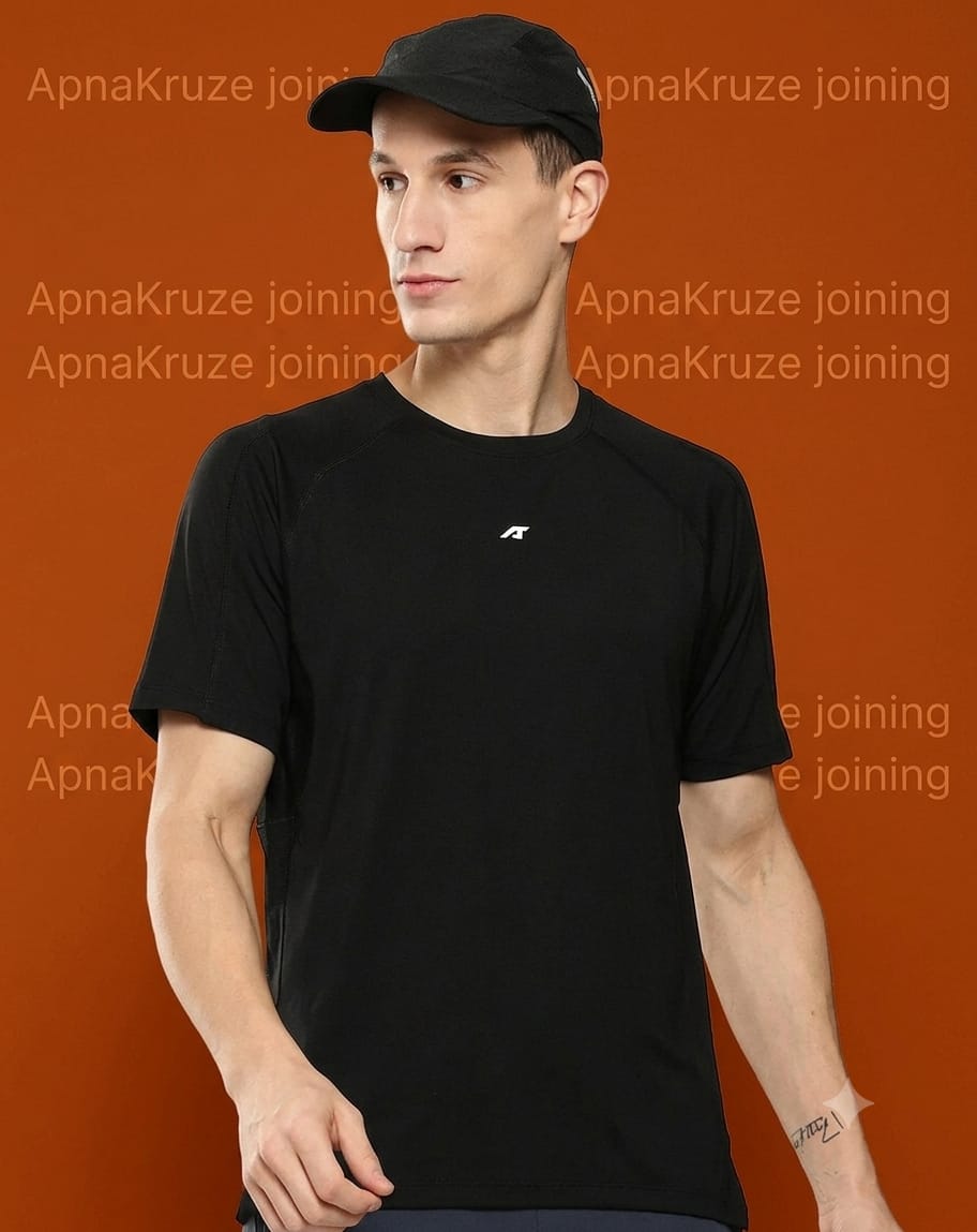Men Solid Black Slim Fit Tshirt